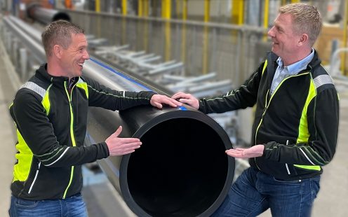 Produktchef Mattias Peterson och Försäljningschef Rickard Melin inspekterar  nyheter